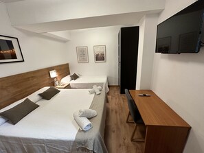 Habitació triple estàndard, bany privat | Caixa forta a l'habitació i habitacions insonoritzades 