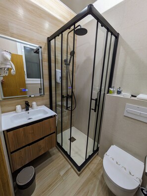 Habitación triple estándar, baño privado | Caja fuerte, sistema de insonorización, tabla de planchar con plancha