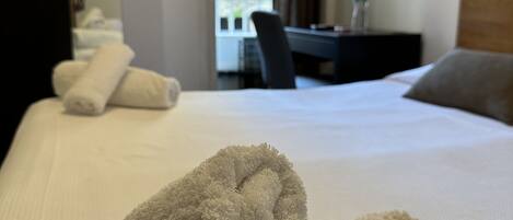 標準雙人或雙床房, 私人浴室 | 房內夾萬、隔音、熨斗/熨衫板、免費 Wi-Fi