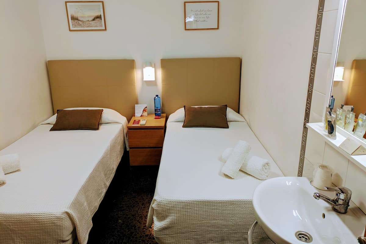Chambre avec lits jumeaux, 2 lits une place, salle de bains commune