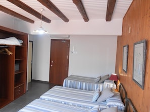 Escritorio, espacio para trabajar con laptop y cortinas blackout 