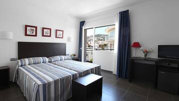 Bureau, espace de travail pour ordinateur portable, rideaux occultants