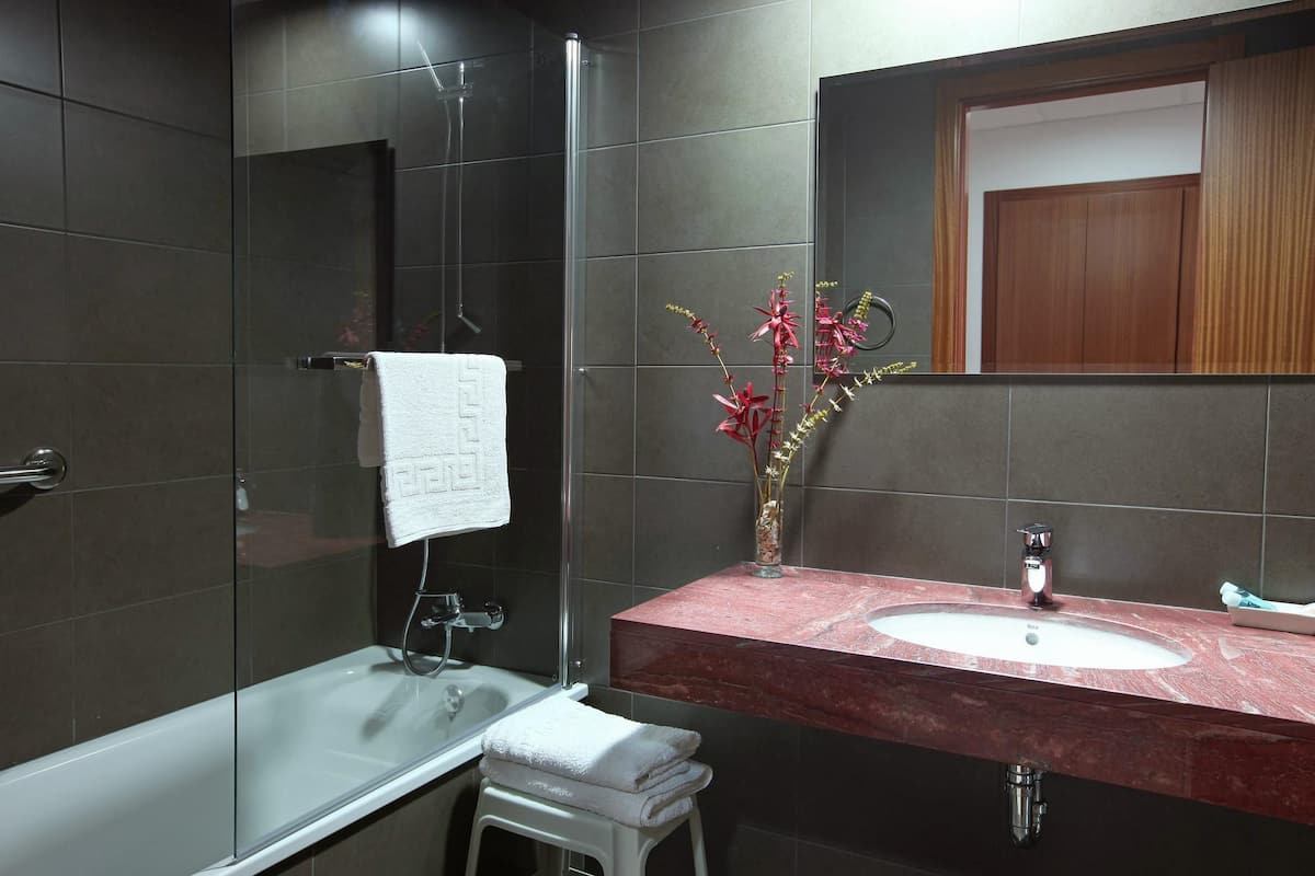double room | bathroom | free toiletries, hair dryer, towels