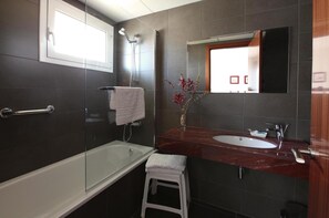 Superior Double Room, City View | Bathroom | Free toiletries, hair dryer, towels - Hotel Marblau Tossa (Tossa de Mar)