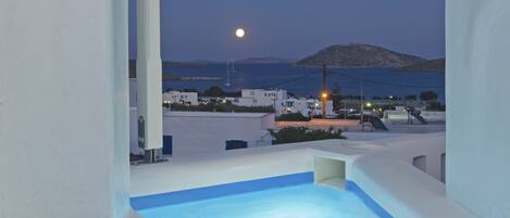 Luxury Suite, 1 Queen Bed, Private Pool, Oceanfront | Private spa tub