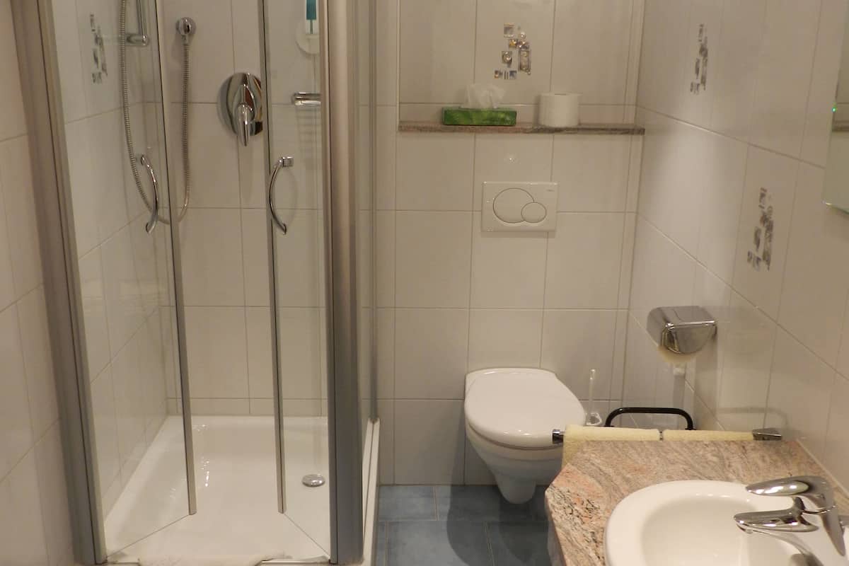 double room | bathroom | shower, free toiletries, hair dryer, towels