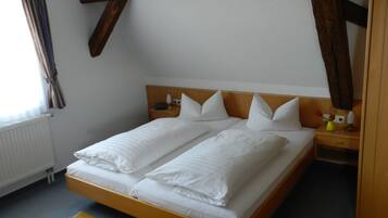 Cofres nos quartos, escrivaninha, ferros/tábuas de passar roupa