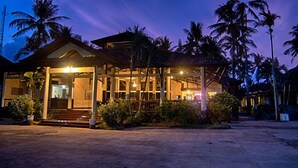 Depan hartanah - siang/malam