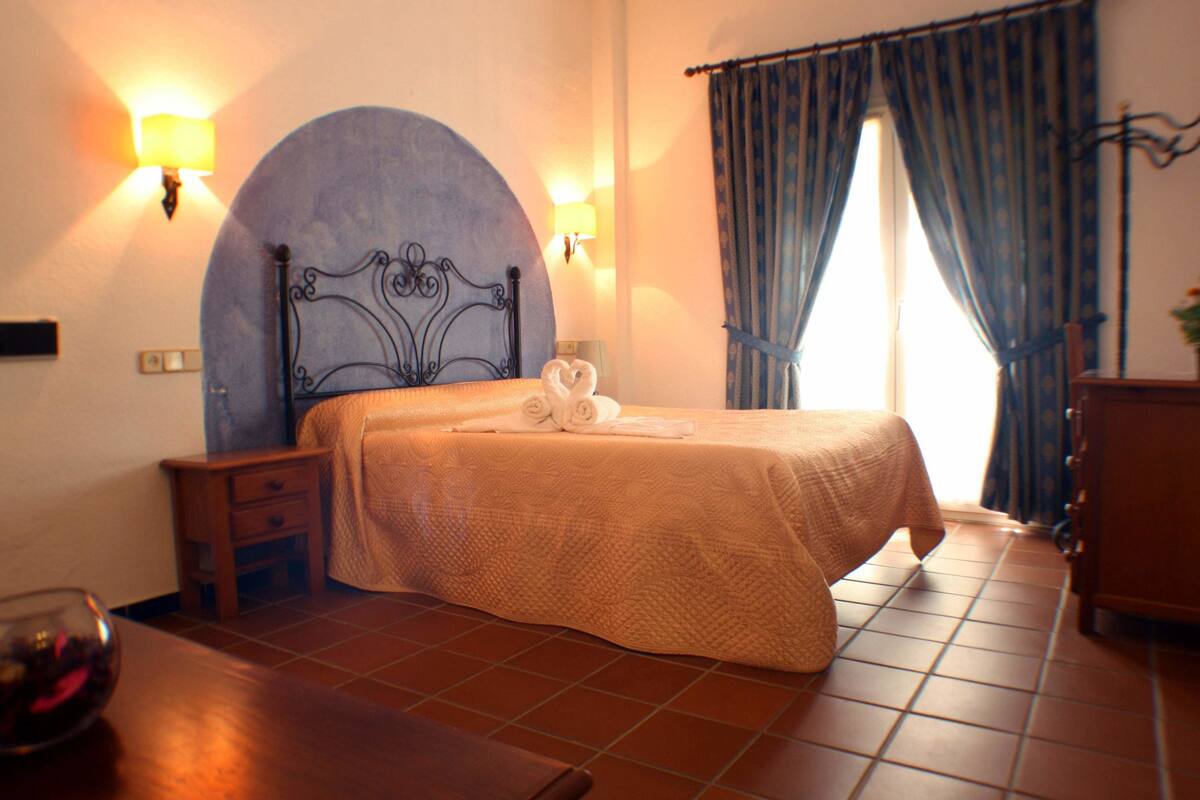 Double or Twin Room | Desk, iron/ironing board, WiFi