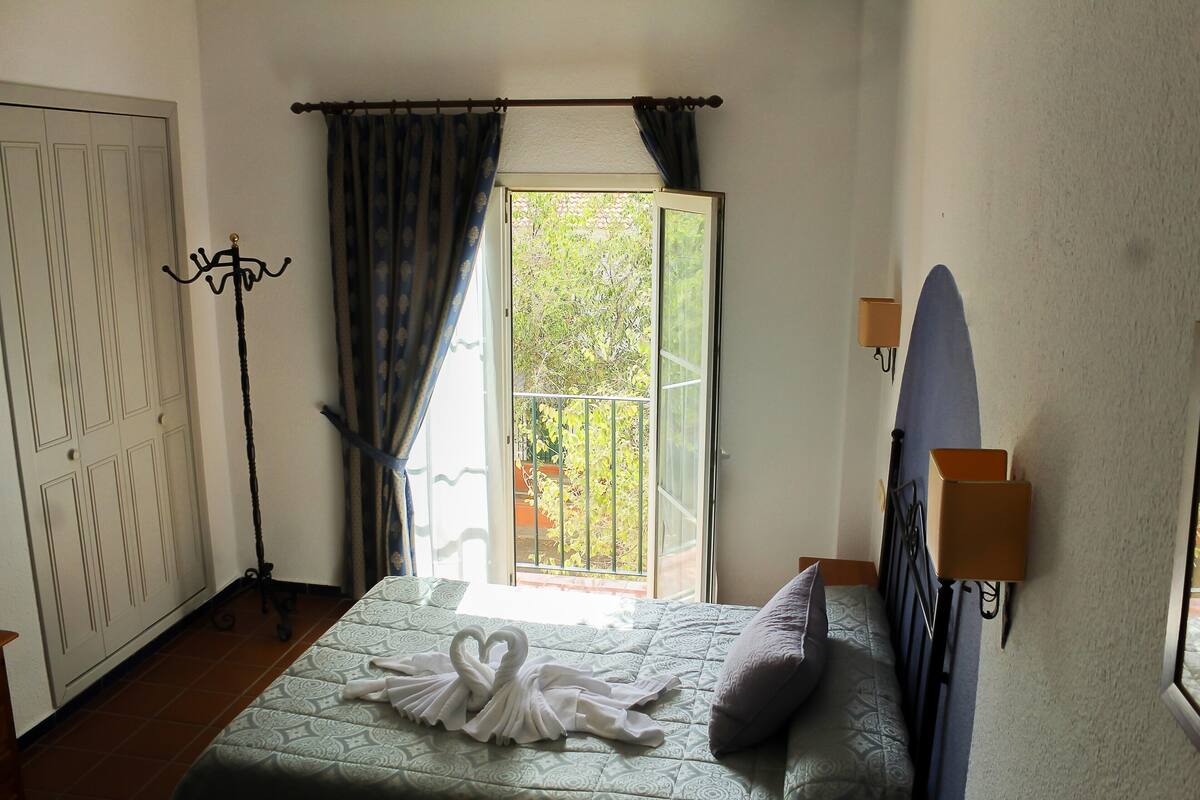 Triple Room | Desk, iron/ironing board, WiFi