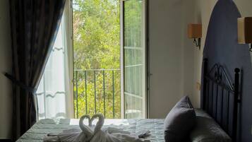 Bureau, fer et planche à repasser, Wi-Fi