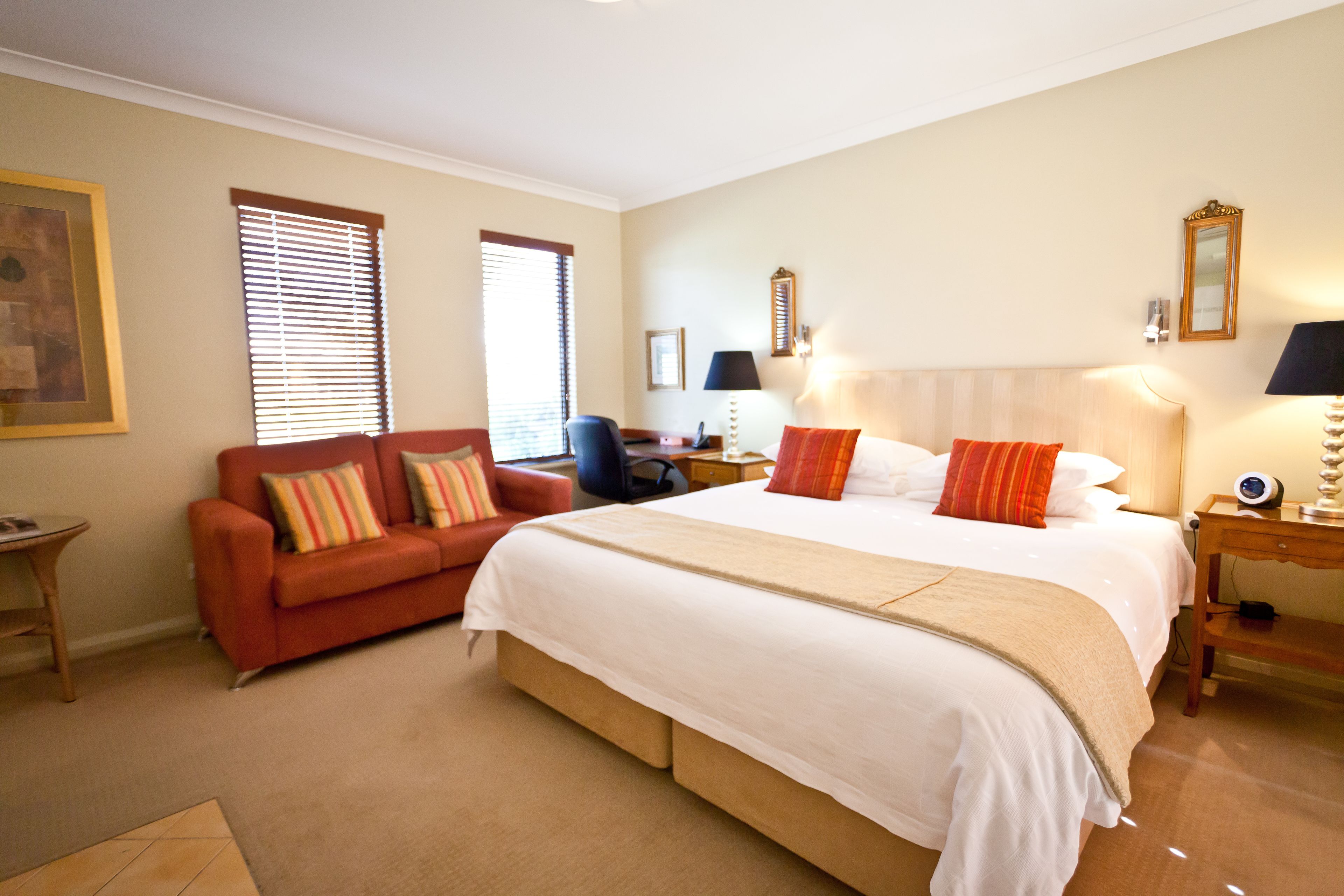 Quarto, 1 cama King, banheira de hidromassagem | Roupas de cama premium, camas com colchões pillow-top, frigobar