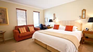 Quarto, 1 cama King, banheira de hidromassagem | Roupas de cama premium, camas com colchões pillow-top, frigobar