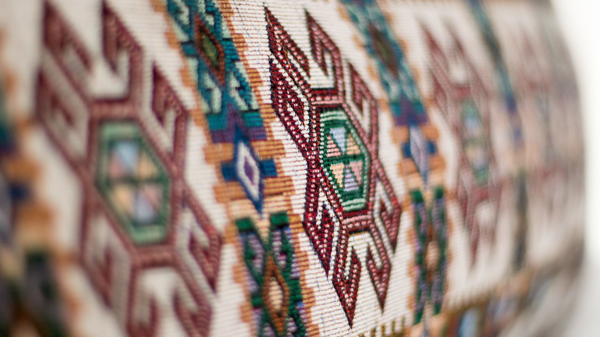 Un gros plan d’un tissu orné d’un motif géométrique.