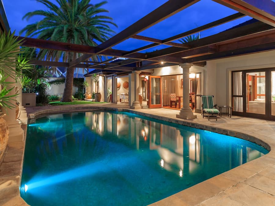 Een seizoensgebonden buitenzwembad, parasols voor strand/zwembad