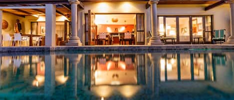 Piscine extérieure (ouverte en saison), parasols de plage