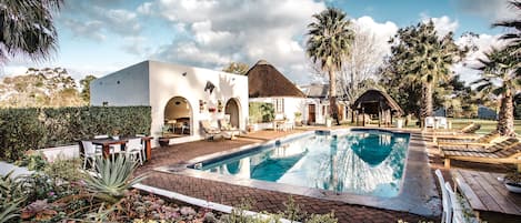 2 piscines extérieures, parasols de plage, chaises longues