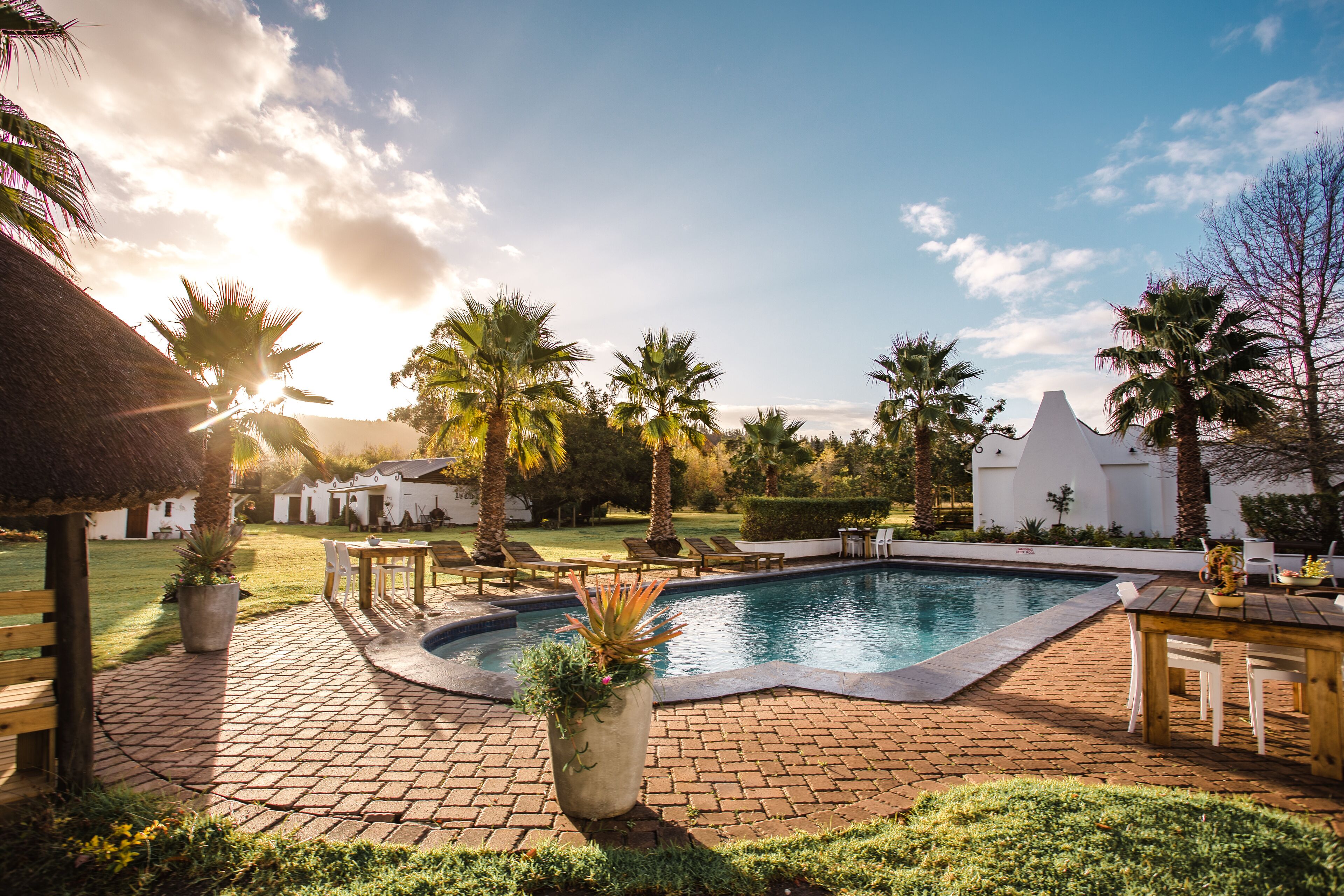 2 piscines extérieures, parasols de plage, chaises longues