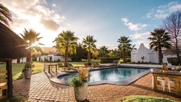 2 piscines extérieures, parasols de plage, chaises longues