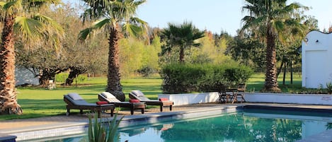 2 piscines extérieures, parasols de plage, chaises longues