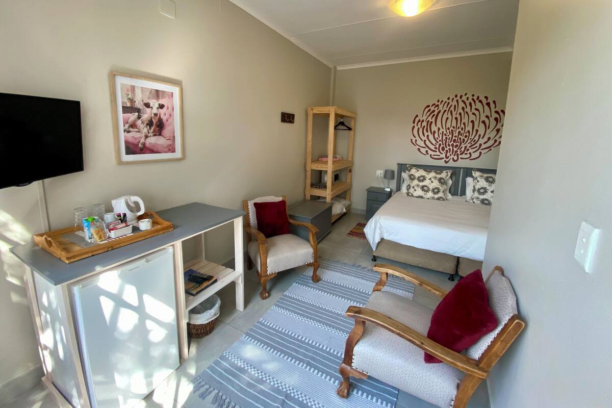 Sunbird Rooms | 1 soverom, senger med overmadrass og sengetøy