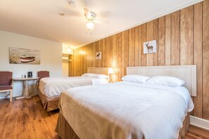 Escritorio, tabla de planchar con plancha, wifi gratis y ropa de cama 