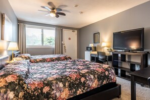 Escritorio, tabla de planchar con plancha, wifi gratis y ropa de cama 