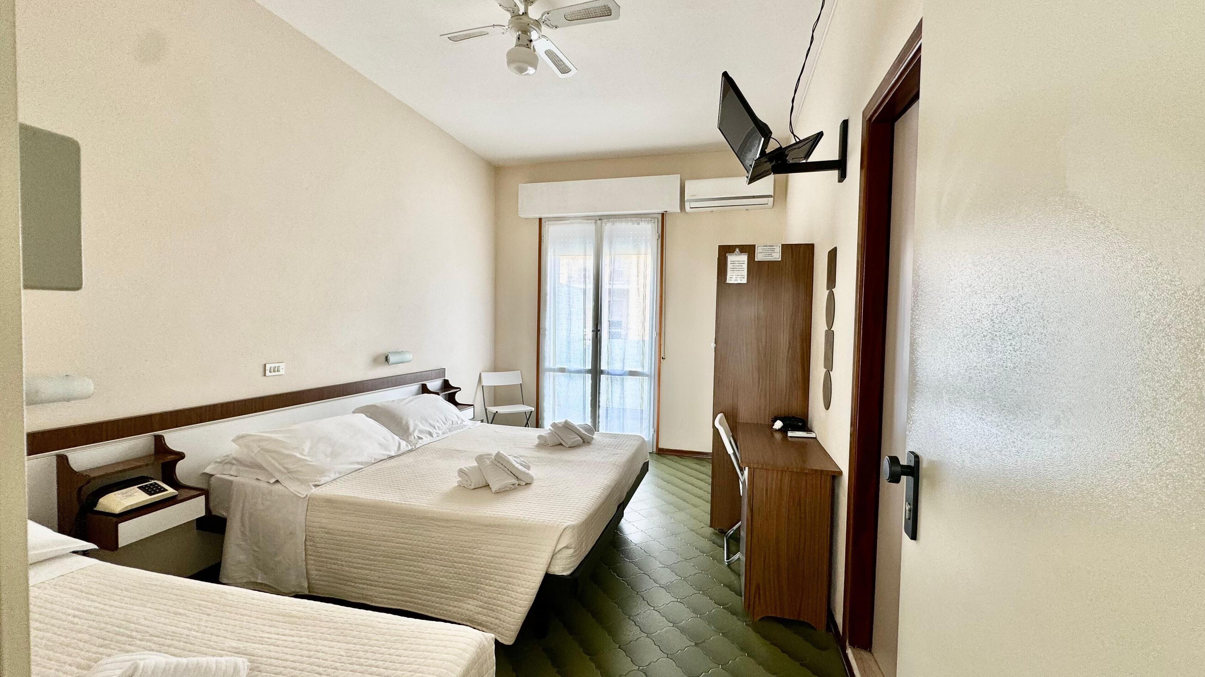 Habitación triple | Caja de seguridad en la habitación, escritorio y wifi gratis 