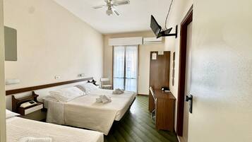 Chambre Triple | Coffres-forts dans les chambres, bureau, Wi-Fi gratuit, draps fournis