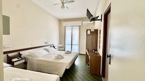 Triple Room | In-room safe, desk, free WiFi, bed sheets - Hotel B&B Avana  (Ravenna)