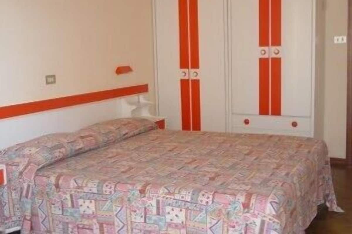 Een kluis op de kamer, een bureau, gratis wifi, beddengoed