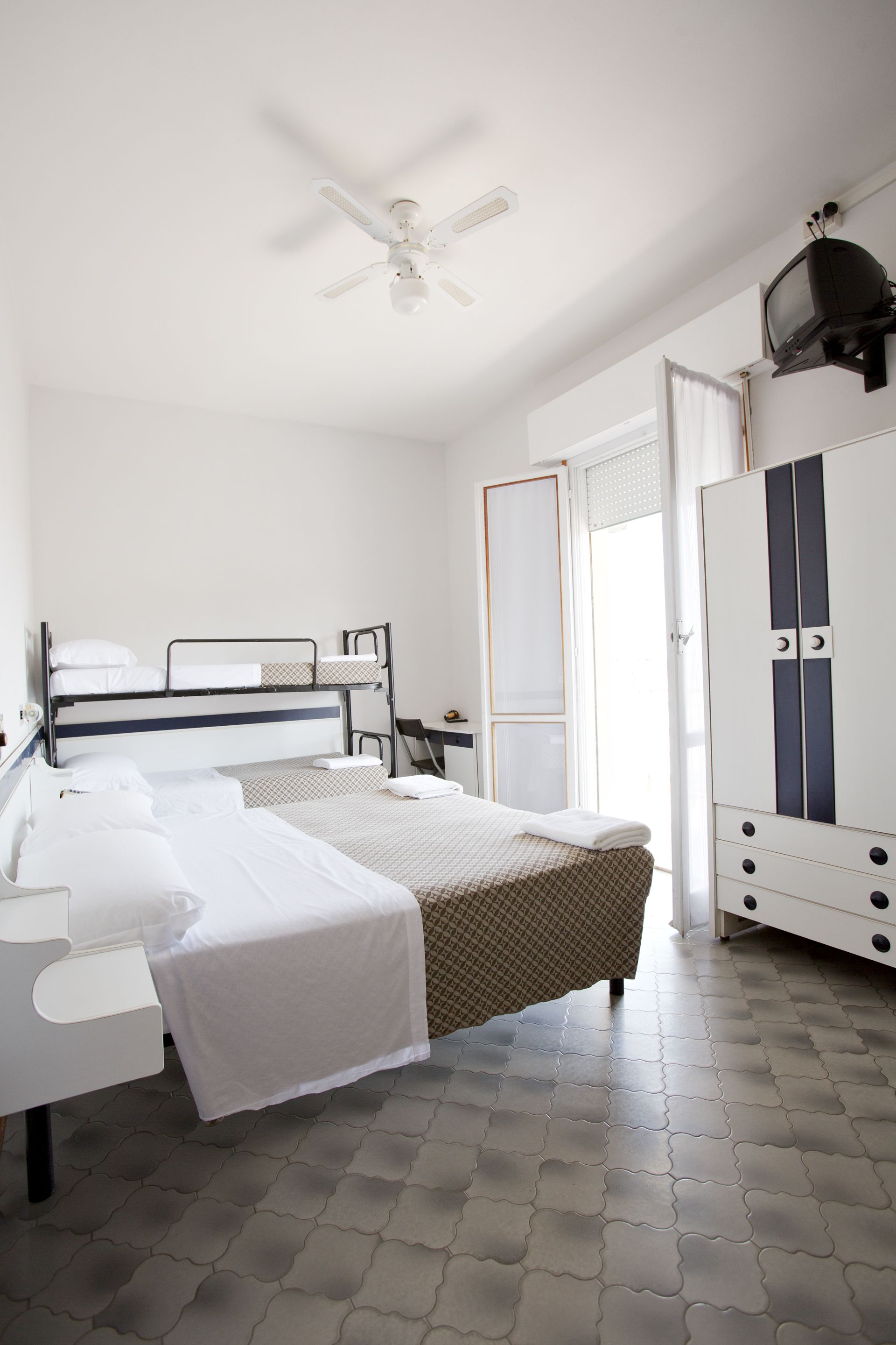 quadruple room | in-room safe, desk, free wifi, bed sheets