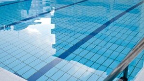 Une piscine à l’eau d’un bleu limpide, dont les bords sont recouverts de carreaux.