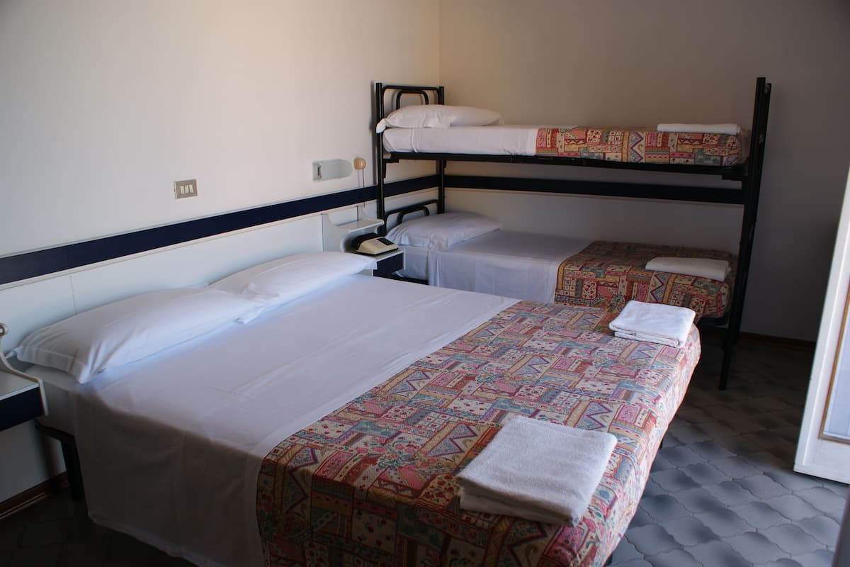 Vierpersoonskamer | Een kluis op de kamer, een bureau, gratis wifi, beddengoed