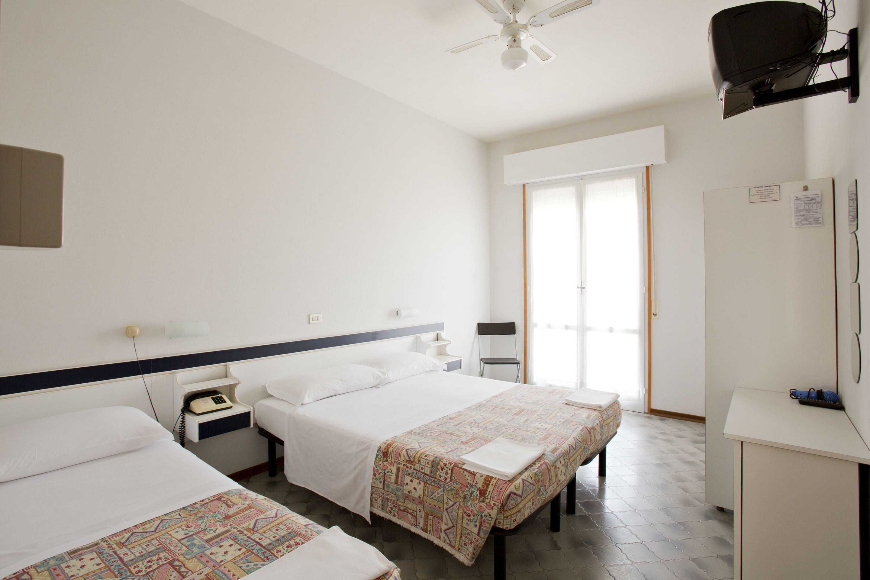 triple room | in-room safe, desk, free wifi, bed sheets