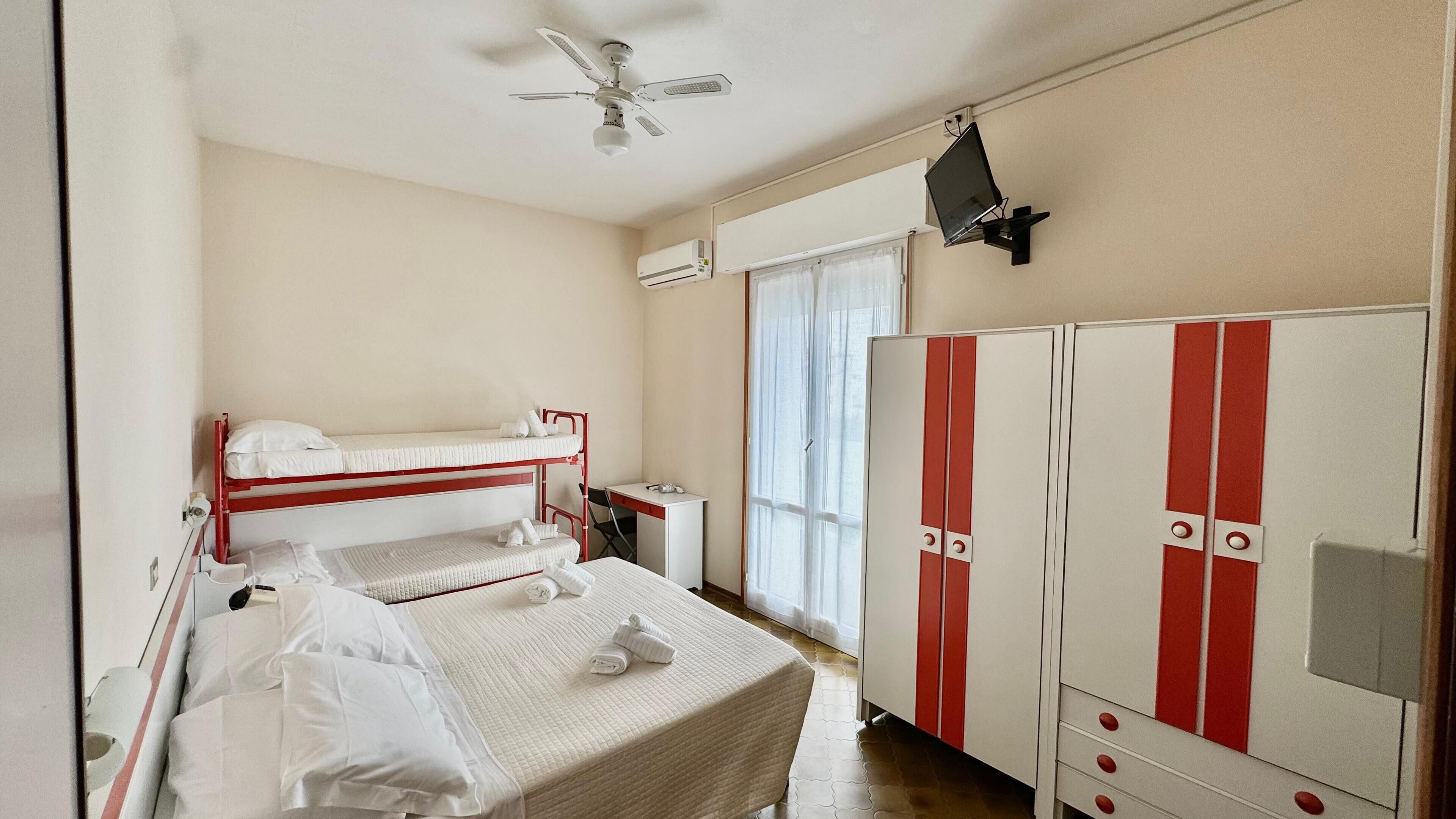 Habitación cuádruple | Caja de seguridad en la habitación, escritorio y wifi gratis 