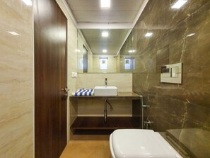 Habitación Deluxe | Baño | Regadera, amenidades de baño gratuitas, toallas 