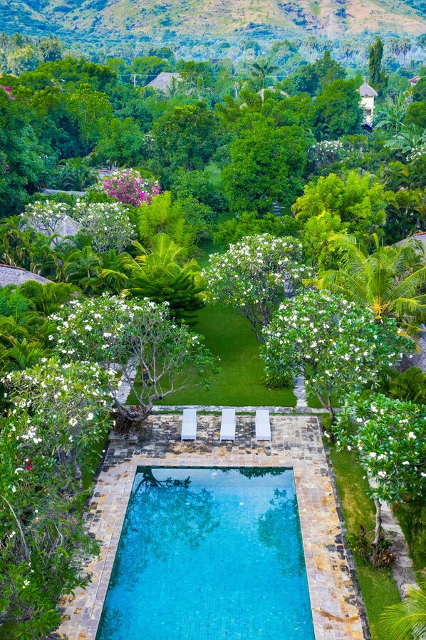 Una piscina al aire libre