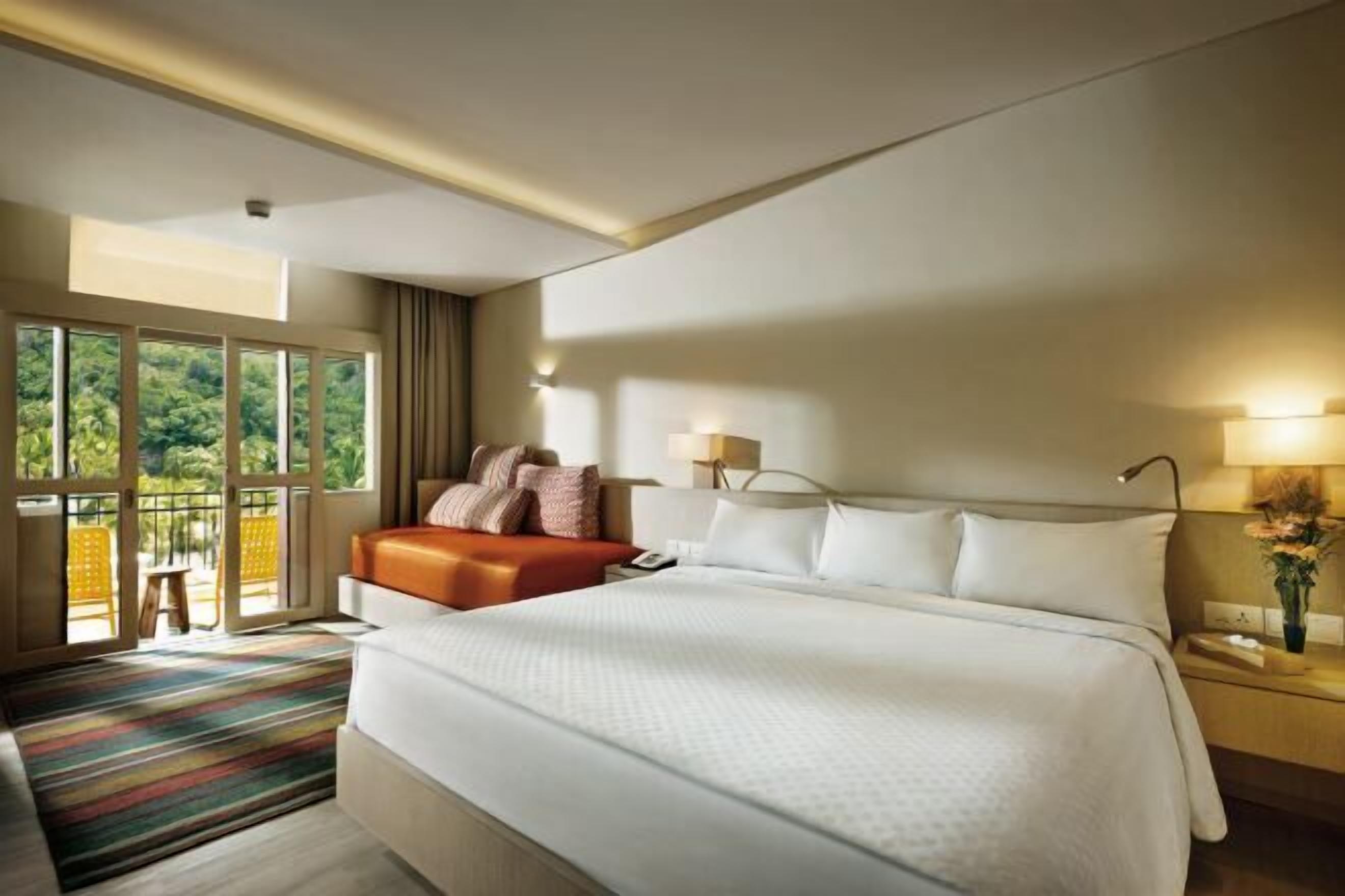 Minibar, in-room safe, desk, iron/ironing board