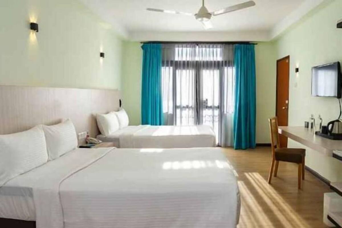 Cofres nos quartos, escrivaninha, ferros/tábuas de passar roupa