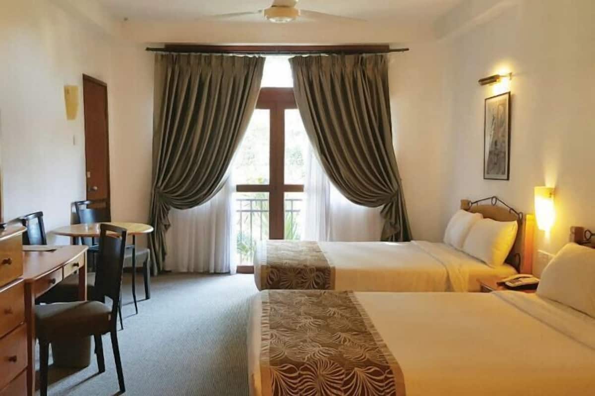 Minibar, in-room safe, desk, iron/ironing board