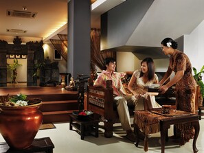 Whirlpool, Körperbehandlungen, Aromatherapie, Ganzkörperwickelbehandlung