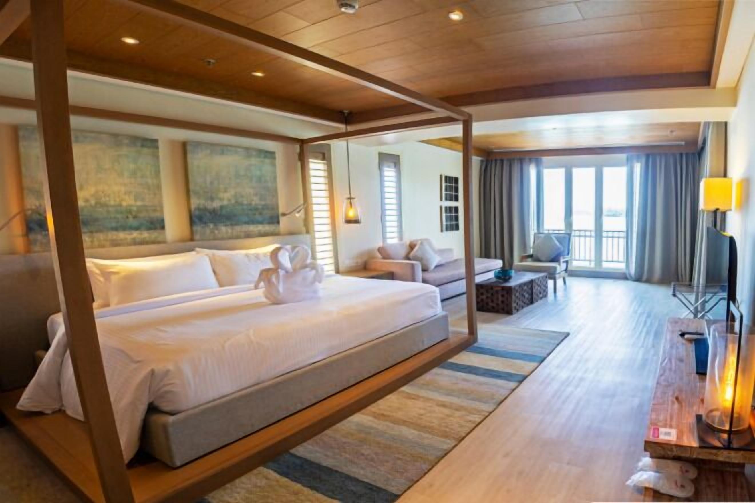 In-room safe, desk, iron/ironing board, free WiFi