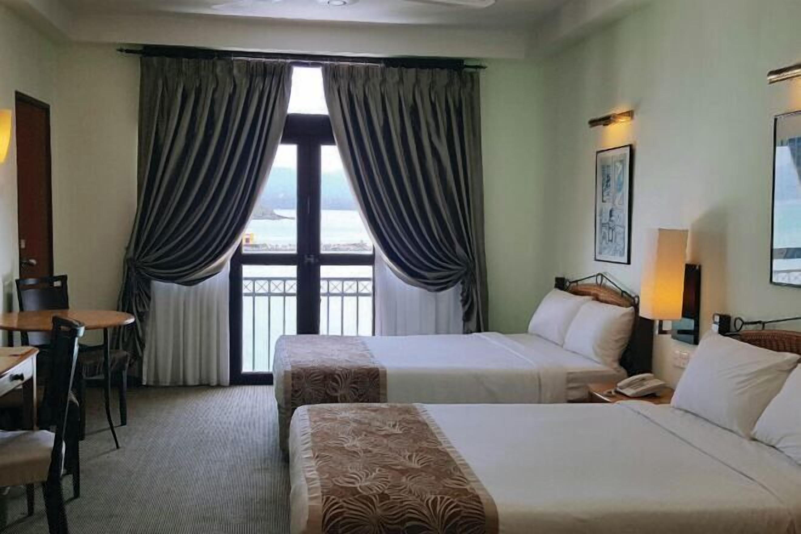 Minibar, caja de seguridad en la habitación y escritorio 