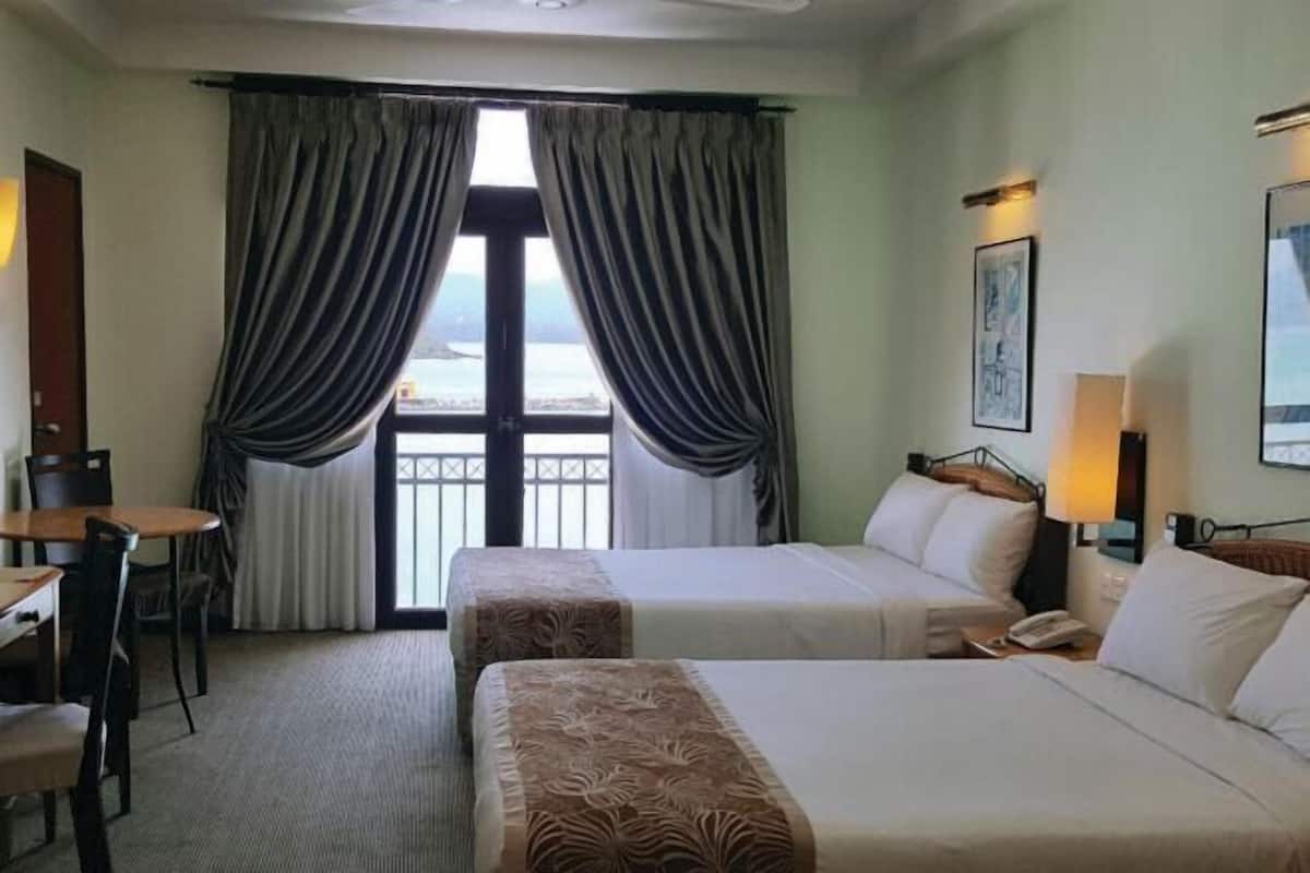 Minibar, in-room safe, desk, iron/ironing board