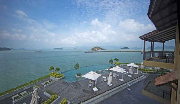 2 piscinas al aire libre, sombrillas, tumbonas