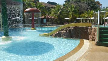 2 piscinas al aire libre, sombrillas, sillones reclinables de piscina