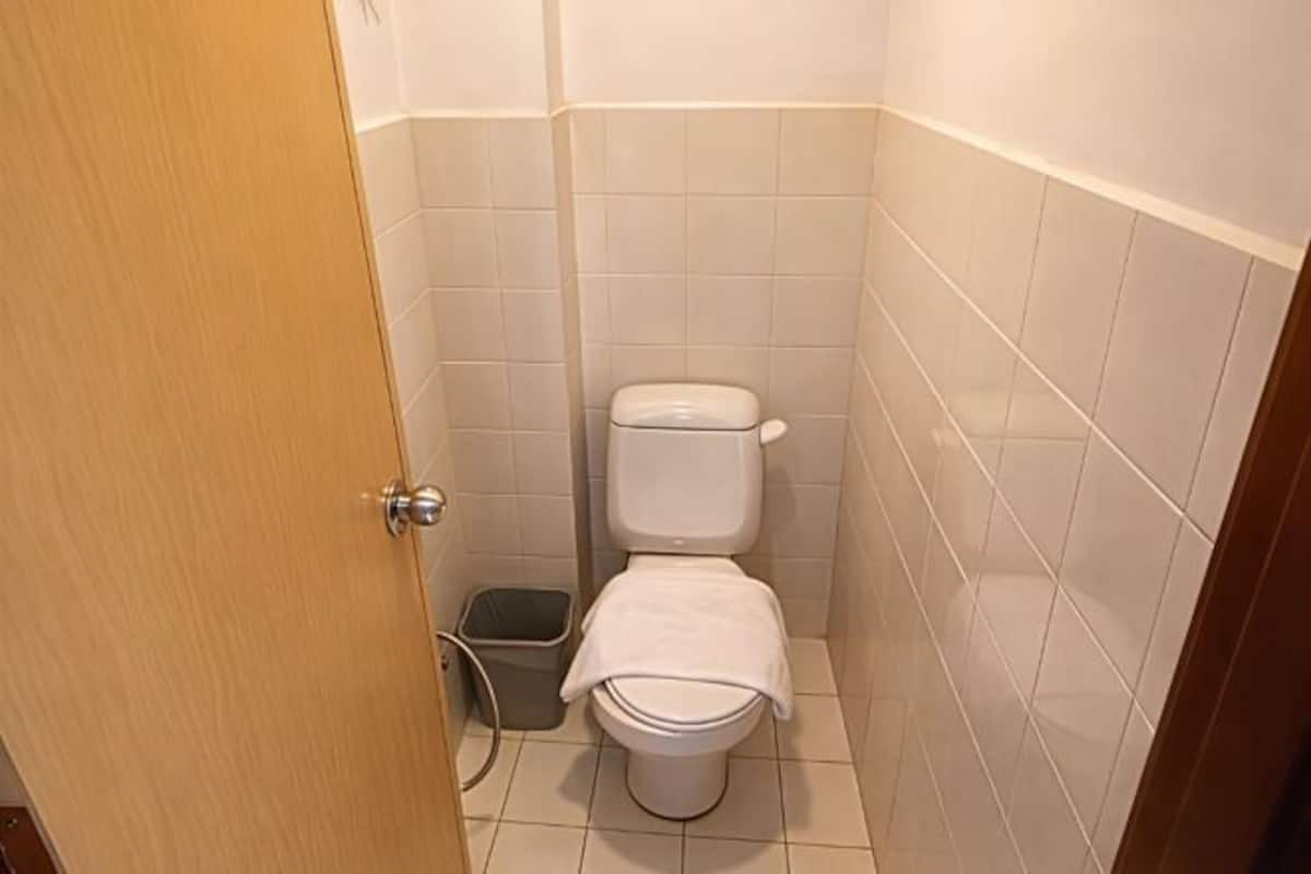 Kostenlose Toilettenartikel, Haartrockner, Hausschuhe, Bidet