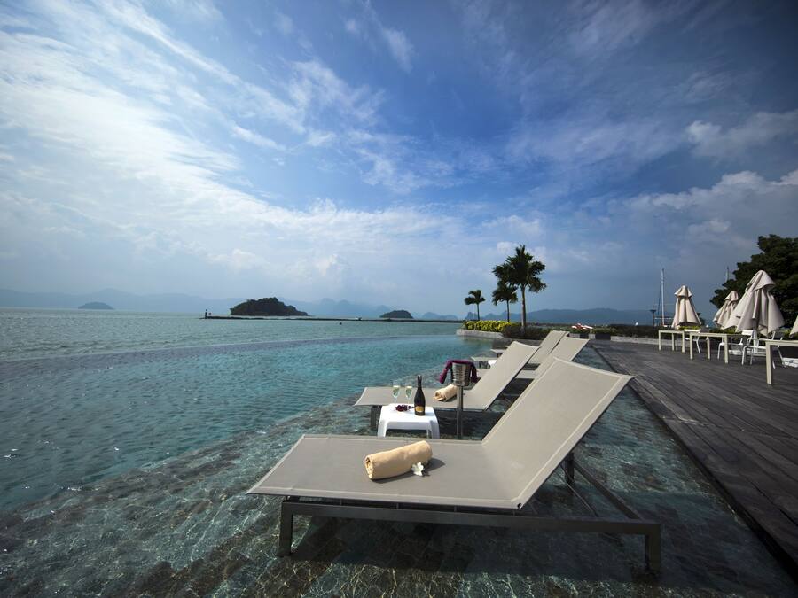 2 utendørsbassenger, bassengparasoller og solsenger