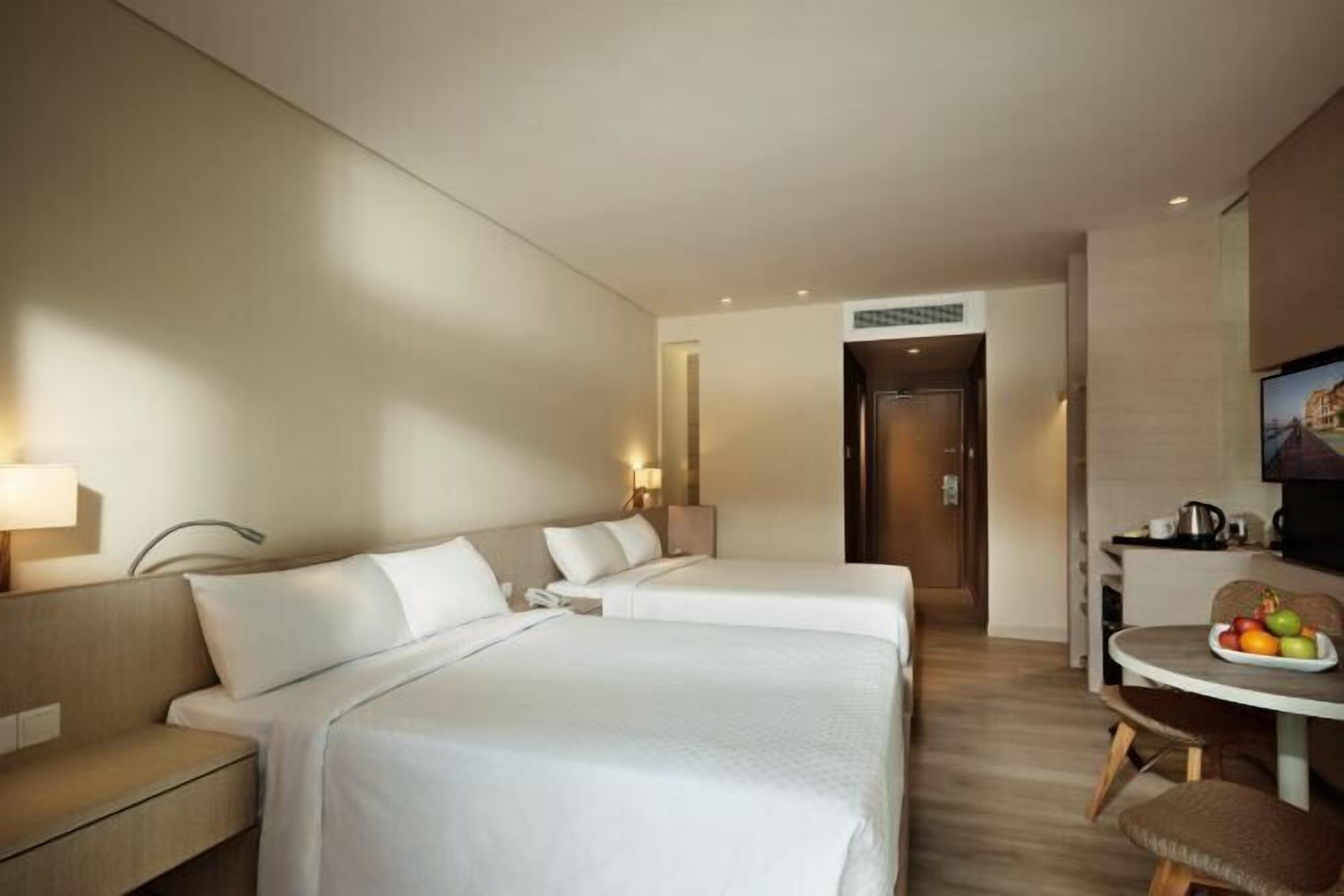 Minibar, in-room safe, desk, iron/ironing board